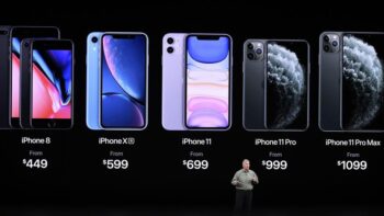Phil Schiller, phó chủ tịch cấp cao phụ trách tiếp thị toàn cầu của Apple Inc., nói về iPhone trong một sự kiện tại Nhà hát Steve Jobs ở Cupertino, California, Hoa Kỳ, vào thứ Ba, ngày 10 tháng 9 năm 2019. Apple đã tiết lộ iPhone 11 sẽ thay thế iPhone XR và bắt đầu từ $699.