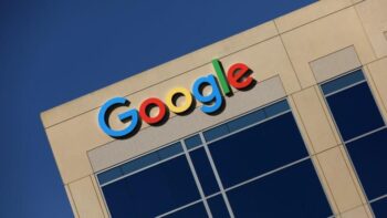 Logo của Google được in hình trên đỉnh một tòa nhà văn phòng ở Irvine, California, Hoa Kỳ