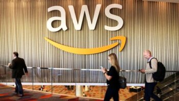 Những người tham dự hội nghị điện toán đám mây thường niên của Amazon.com Inc đi ngang qua logo của Amazon Web Services ở Las Vegas, Nevada, Hoa Kỳ, ngày 30 tháng 11 năm 2017.