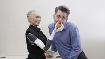 David Hanson, người sáng lập Hanson Robotics, chụp ảnh với robot hàng đầu của công ty ông là Sophia, một robot sống động như thật được hỗ trợ bởi trí tuệ nhân tạo ở Hồng Kông.