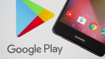Một điện thoại thông minh Huawei được nhìn thấy phía trước logo Google Play được hiển thị