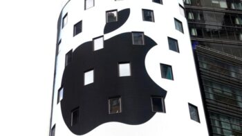 FILE PHOTO: Một màn hình điện tử hiển thị logo Apple Inc. ở bên ngoài Trang web Thị trường Nasdaq sau khi kết thúc phiên giao dịch trong ngày tại Thành phố New York, New York, Hoa Kỳ, ngày 2 tháng 8 năm 2018. REUTERS/Mike Segar/File Photo