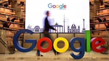 Một kỹ thuật viên đi ngang qua logo của gã khổng lồ tìm kiếm internet Hoa Kỳ Google trong ngày khai trương văn phòng mới của Google ở Berlin vào ngày 22 tháng 1 năm 2019.