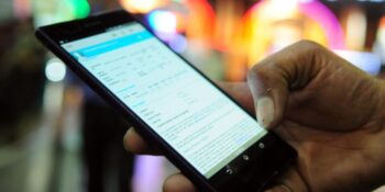 Theo một báo cáo mới từ công ty nghiên cứu thị trường, hơn 50 triệu người Ấn Độ hiện đang sử dụng điện thoại thông minh. Đây là mức tăng 15% so với con số trong năm 2018.