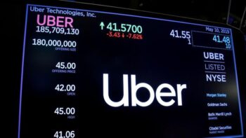 Một màn hình hiển thị logo công ty và thông tin giao dịch cho Uber Technologies Inc. sau tiếng chuông đóng cửa vào ngày IPO tại Sở giao dịch chứng khoán New York (NYSE) ở New York, Hoa Kỳ, ngày 10 tháng 5 năm 2019.