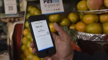 Thẻ ghi nợ của Paytm có thể được sử dụng để mua sắm và cũng có thể rút tiền mặt tại máy ATM