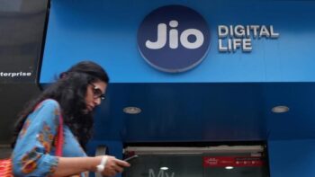 Sau khi làm rung chuyển thị trường điện thoại di động, Jio đặt mục tiêu tái tạo điều tương tự với dịch vụ băng thông rộng dựa trên mạng cáp quang mới ở Ấn Độ.