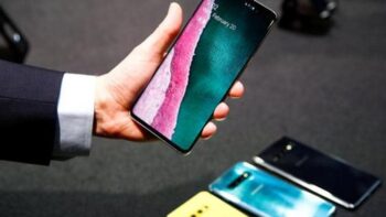Một nhà báo cầm điện thoại thông minh Samsung Galaxy S10 mới tại một sự kiện báo chí ở London, Anh ngày 20 tháng 2 năm 2019.