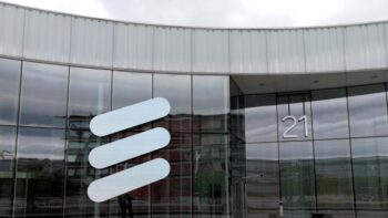Logo của Ericsson được nhìn thấy tại trụ sở chính của Ericsson ở Stockholm, Thụy Điển ngày 14 tháng 6 năm 2018. Ảnh chụp ngày 14 tháng 6 năm 2018. REUTERS/Olof Swahnberg