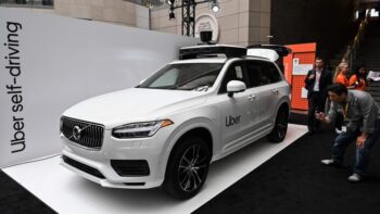 Một chiếc Volvo tự lái của Uber đang được trưng bày tại Hội nghị thượng đỉnh Uber Elevate 2019 ở Washington, DC ngày 12 tháng 6 năm 2019. - Uber đã tiết lộ phương tiện tự lái mới nhất do Volvo Cars sản xuất. Nguyên mẫu Volvo XC90 sẽ là