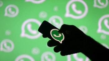 FILE PHOTO: Một người đàn ông tạo dáng với điện thoại thông minh trước logo Whatsapp được hiển thị trong hình minh họa này vào ngày 14 tháng 9 năm 2017. REUTERS/Dado Ruvic/File Photo